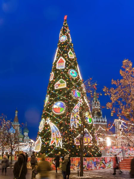 Moskou - 29 November 2016: kerstboom in de buurt van gebouw van gom (staat universele Shop) op het Rode plein. — Stockfoto