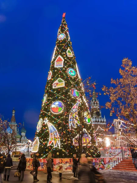 Moskou - 29 November 2016: kerstboom in de buurt van gebouw van gom (staat universele Shop) op het Rode plein. — Stockfoto