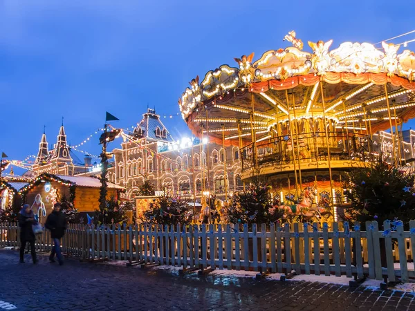 MOSCOW, RÚSSIA - 29 de novembro de 2016: Moscou decorada para feriados de Ano Novo e Natal. pista de patinação GUM na Praça Vermelha — Fotografia de Stock