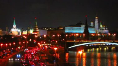 Işıklı Moskova Kremlin kış sabah. Donmuş Moskova Nehri. Patriarshy Köprüsü'nden görüntüleyin. Rusya