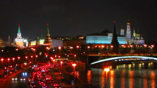 Işıklı Moskova Kremlin kış sabah. Donmuş Moskova Nehri. Patriarshy Köprüsü'nden görüntüleyin. Rusya — Stok video