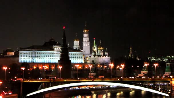 Verlichte Kremlin van Moskou in winterochtend. Bevroren Moskou rivier. Uitzicht vanaf de brug van Patriarsji. Rusland — Stockvideo