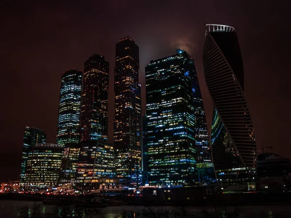 Vista nocturna del Centro Internacional de Negocios de Moscú, también conocida como la ciudad de Moscú es un distrito comercial en el centro de Moscú, Rusia . — Foto de Stock