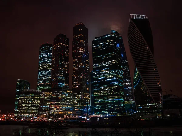 Vista nocturna del Centro Internacional de Negocios de Moscú, también conocida como la ciudad de Moscú es un distrito comercial en el centro de Moscú, Rusia . — Foto de Stock