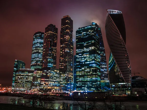 Gece görünümü Moscow City ticari bir ilçe merkezi Moskova, Rusya da anılan Moskova Uluslararası İş Merkezi.