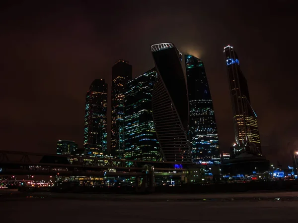 Vista nocturna del Centro Internacional de Negocios de Moscú, también conocida como la ciudad de Moscú es un distrito comercial en el centro de Moscú, Rusia . — Foto de Stock