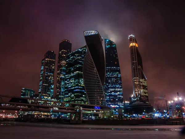 Nattvisning av Moscow International Business Center, även kallad Moscow City är ett kommersiellt centrum i centrala Moskva, Ryssland. — Stockfoto