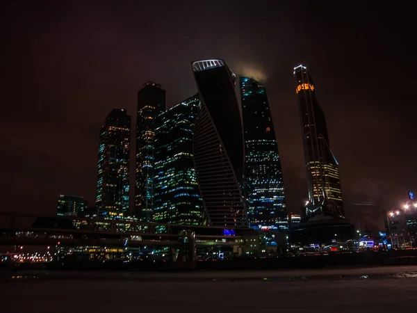 Éjszakai kilátás a moszkvai nemzetközi üzleti központ, is nevezik a Moszkva városa egy kereskedelmi negyedében központi Moszkva, Oroszország. — Stock Fotó