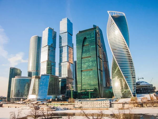 Бизнес-центр "Москва Сити" зимой . — стоковое фото
