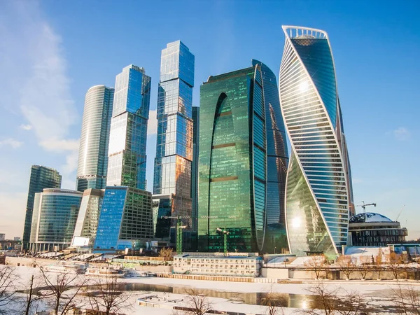 Бизнес-центр "Москва Сити" зимой . — стоковое фото
