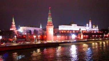 Moskova kremlin ve gece - timelapse nehir gemileri