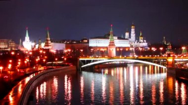 Moskova Kremlin Moskova Nehri üzerinden, gece zaman atlamalı görüntüleme
