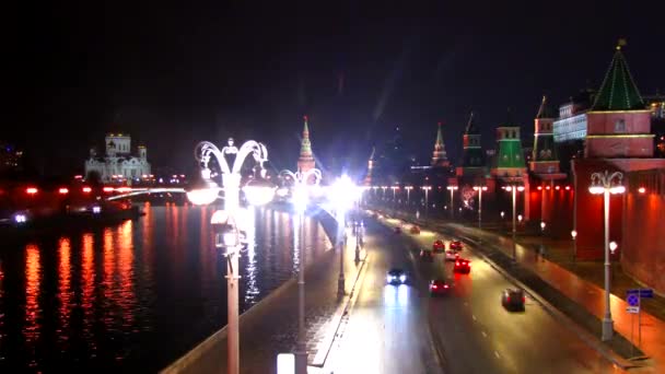 莫斯科克里姆林宫路堤在晚上，人们和交通，延时. — 图库视频影像
