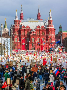 Moskova, Rusya - 9 Mayıs: Ölümsüz alayın ilerliyor. Moskova 72-th Zafer Bayramı 9 Mayıs 2017 Moskova'da kutluyor.
