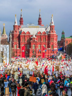 Moskova, Rusya - 9 Mayıs: Ölümsüz alayın ilerliyor. Moskova 72-th Zafer Bayramı 9 Mayıs 2017 Moskova'da kutluyor.