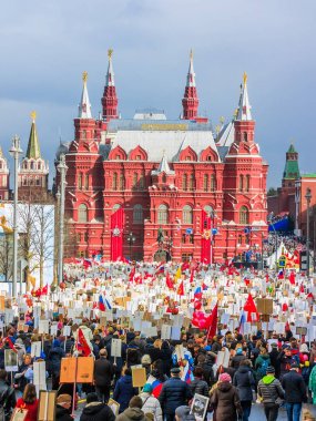 Moskova, Rusya - 9 Mayıs: Ölümsüz alayın ilerliyor. Moskova 72-th Zafer Bayramı 9 Mayıs 2017 Moskova'da kutluyor.