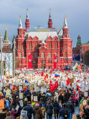 Moskova, Rusya - 9 Mayıs: Ölümsüz alayın ilerliyor. Moskova 72-th Zafer Bayramı 9 Mayıs 2017 Moskova'da kutluyor.