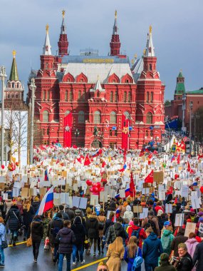 Moskova, Rusya - 9 Mayıs: Ölümsüz alayın ilerliyor. Moskova 72-th Zafer Bayramı 9 Mayıs 2017 Moskova'da kutluyor.