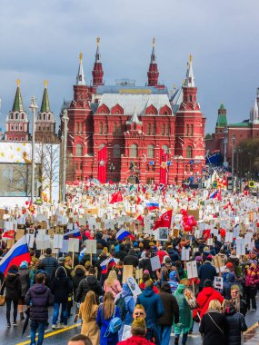 Moskova, Rusya - 9 Mayıs: Ölümsüz alayın ilerliyor. Moskova 72-th Zafer Bayramı 9 Mayıs 2017 Moskova'da kutluyor.