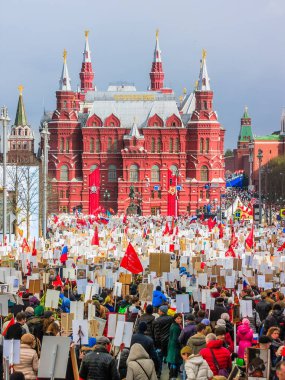 Moskova, Rusya - 9 Mayıs: Ölümsüz alayın ilerliyor. Moskova 72-th Zafer Bayramı 9 Mayıs 2017 Moskova'da kutluyor.