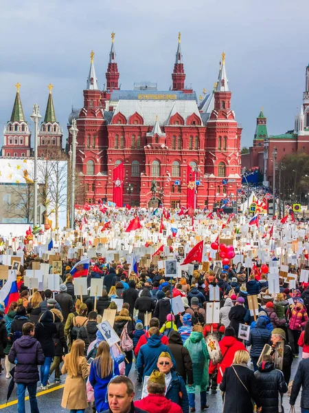 Moscú, Rusia - 9 de mayo: El Regimiento Inmortal marcha. Moscú celebra el 72 aniversario del Día de la Victoria el 9 de mayo de 2017 en Moscú . —  Fotos de Stock