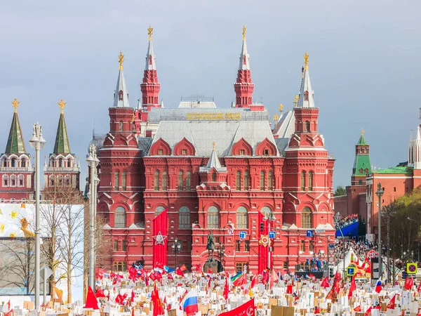 Moskau, Russland - 9. Mai: Unsterbliches Regiment marschiert auf. Moskau feiert 72. Jahrestag des Sieges am 9. Mai 2017 in Moskau. — Stockfoto