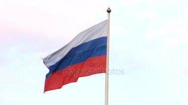 Rus bayrağı bayrak direğine mavi gökyüzü arka plan üzerinde üzerinde rüzgârda çırpınıyor