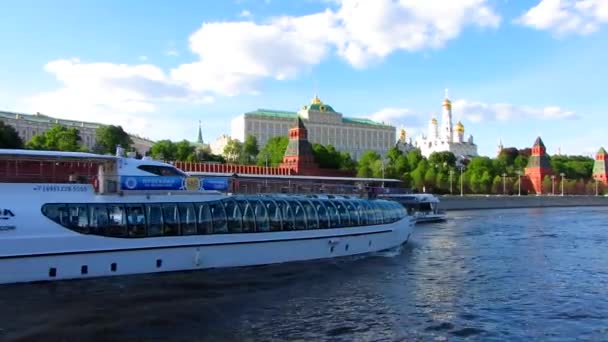 Moskva - 28 augusti 2017: Båt seglar på floden Moskva — Stockvideo