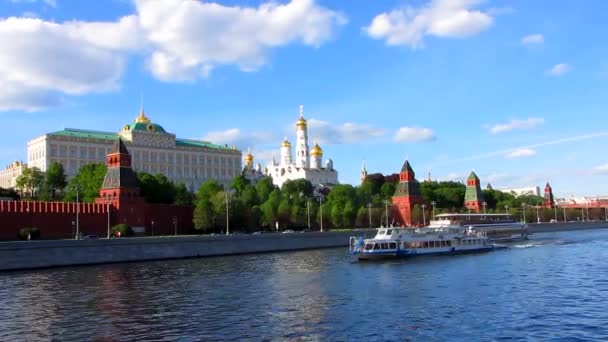 МОСКВА - 28 августа 2017 года: Лодка плывет по Москве — стоковое видео