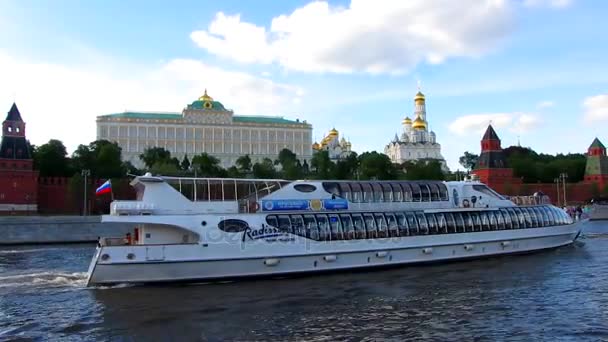 莫斯科-2017 年 8 月 28 日︰ 船驶入莫斯科河上 — 图库视频影像