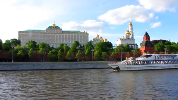 Moskva - 28 augusti 2017: Båt seglar på floden Moskva — Stockvideo