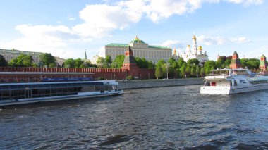 Moskova, Rusya - 28 Mayıs 2017: Moskova Nehri ve Moskova Kremlin görünümünü. Popüler turistik görünümü Moskova ana cazibe. Rusya