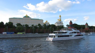 Moskova, Rusya - 28 Mayıs 2017: Moskova Nehri ve Moskova Kremlin görünümünü. Popüler turistik görünümü Moskova ana cazibe. Rusya