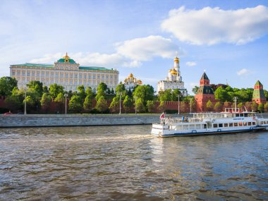 Moskova, Rusya - 28 Mayıs 2017: Moskova Nehri ve Moskova Kremlin görünümünü. Popüler turistik görünümü Moskova ana cazibe. Rusya