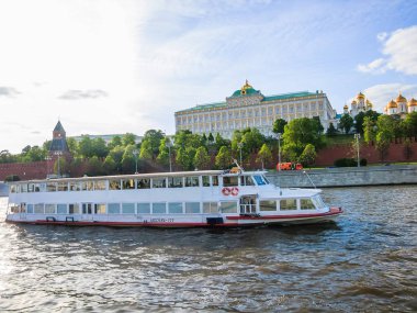 Moskova, Rusya - 28 Mayıs 2017: Moskova Nehri ve Moskova Kremlin görünümünü. Popüler turistik görünümü Moskova ana cazibe. Rusya