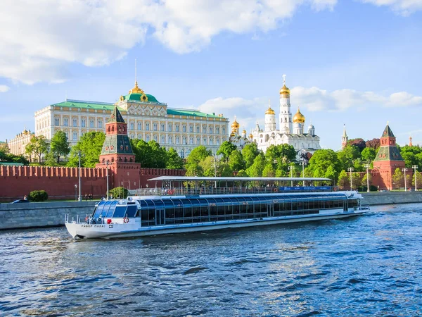 Moskova, Rusya - 28 Mayıs 2017: Moskova Nehri ve Moskova Kremlin görünümünü. Popüler turistik görünümü Moskova ana cazibe. Rusya