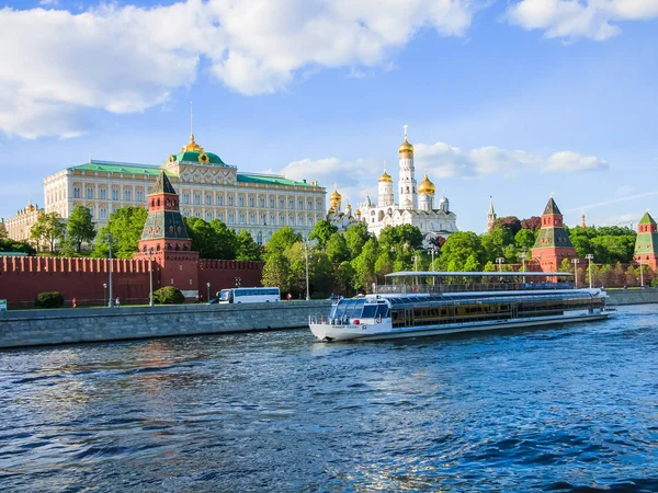 Moskova, Rusya - 28 Mayıs 2017: Moskova Nehri ve Moskova Kremlin görünümünü. Popüler turistik görünümü Moskova ana cazibe. Rusya