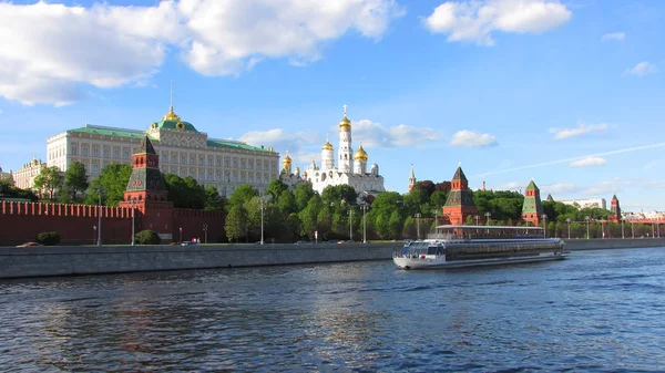 Moskova, Rusya - 28 Mayıs 2017: Moskova Nehri ve Moskova Kremlin görünümünü. Popüler turistik görünümü Moskova ana cazibe. Rusya