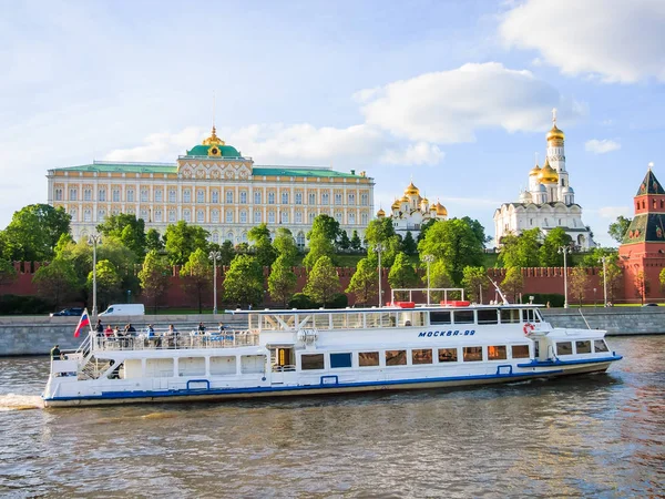 Moskova, Rusya - 28 Mayıs 2017: Moskova Nehri ve Moskova Kremlin görünümünü. Popüler turistik görünümü Moskova ana cazibe. Rusya