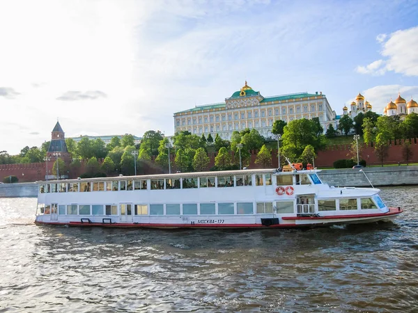 Moskova, Rusya - 28 Mayıs 2017: Moskova Nehri ve Moskova Kremlin görünümünü. Popüler turistik görünümü Moskova ana cazibe. Rusya