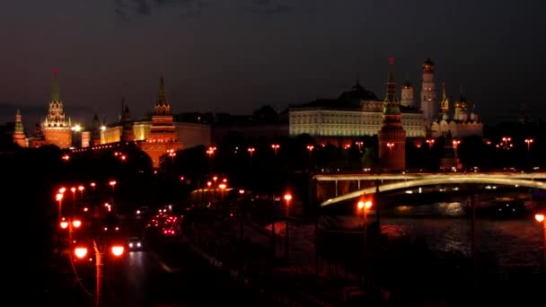 Вид на Московский Кремль с реки Ивы в ночное время — стоковое видео