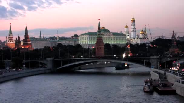 在莫斯科克里姆林宫从莫斯科河查看在晚上时间流逝 — 图库视频影像