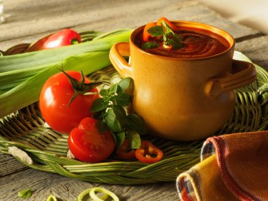 Domates sos ve taze domates bir tablo ile kase