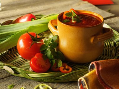 Domates sos ve taze domates bir tablo ile kase