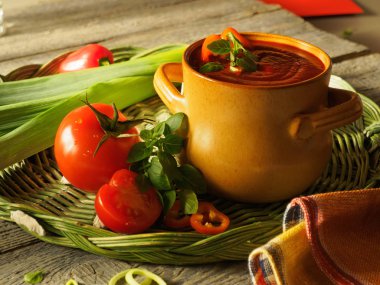 Domates sos ve taze domates bir tablo ile kase