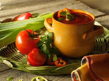 Domates sos ve taze domates bir tablo ile kase