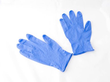 Mavi tıbbi eldivenler beyaz arka planda izole edilmiş