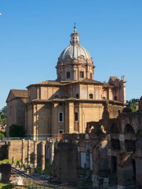 Roma, İtalya 'daki Roma Forum' unda bir yaz gününde antik kalıntılar. İmparator Septimius Severus 'un kemeri ve kilise Santi Luca ve Martina imparatorluk forumunda..