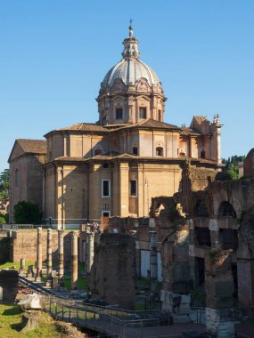 Roma, İtalya 'daki Roma Forum' unda bir yaz gününde antik kalıntılar. İmparator Septimius Severus 'un kemeri ve kilise Santi Luca ve Martina imparatorluk forumunda..