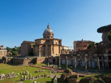 Roma, İtalya 'daki Roma Forum' unda bir yaz gününde antik kalıntılar. İmparator Septimius Severus 'un kemeri ve kilise Santi Luca ve Martina imparatorluk forumunda..